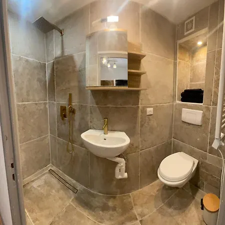 Petit Cocon Emplacement Ideal Centre Ville, Place De Pierre Rdc 25m2 *